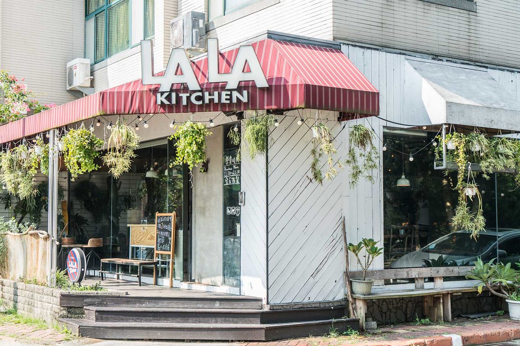 我們與惡的距離｜新竹園區餐廳推薦 LALA Kitchen 新美式餐廳 、非吃不可的『楓糖鬆餅炸雞』、新竹好吃牛排 @梅格(Angelababy)享樂日記