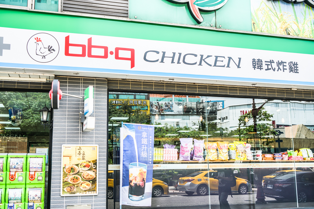板橋炸雞｜韓國炸雞外帶『bb.q CHICKEN Taiwan』韓國店數最多的炸雞連鎖店、府中站外帶美食 @梅格(Angelababy)享樂日記