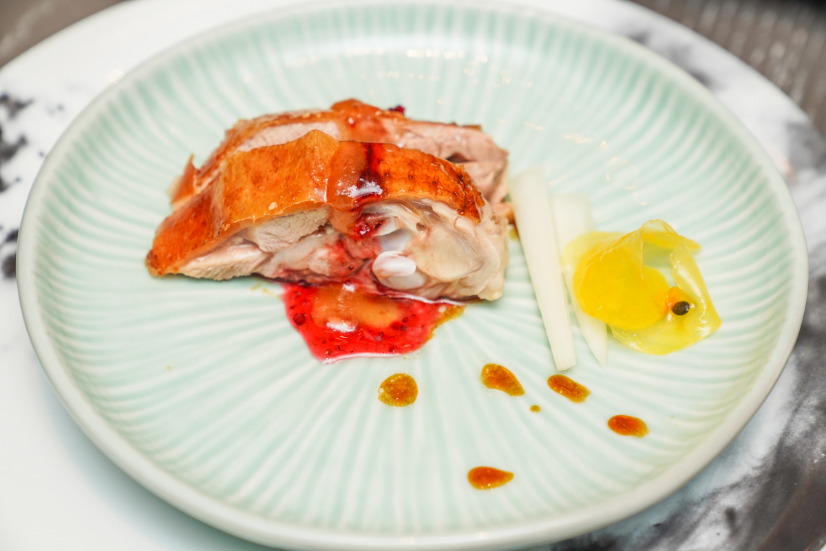 新北唯一片皮燒鵝『嫣紅鵝』三吃、五倍振興券加價百元即可享用『台北新板希爾頓酒店 青雅中餐廳』 @梅格(Angelababy)享樂日記