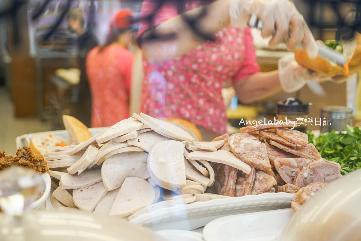 台中排隊美食｜最好吃的爆料越南麵包『Lo Banh Mi Pasteur &#8211; 台中越南法國麵包』菜單、現場烘烤法國麵包 @梅格(Angelababy)享樂日記