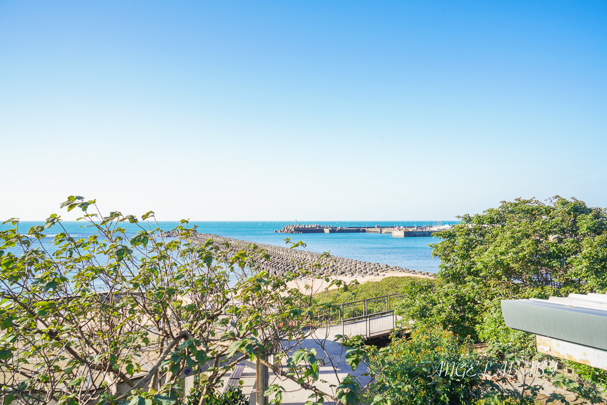 北海岸三芝最新景觀咖啡『我們在海邊』價格菜單、絕美臨海第一排玻璃屋、戶外盪鞦韆 @梅格(Angelababy)享樂日記