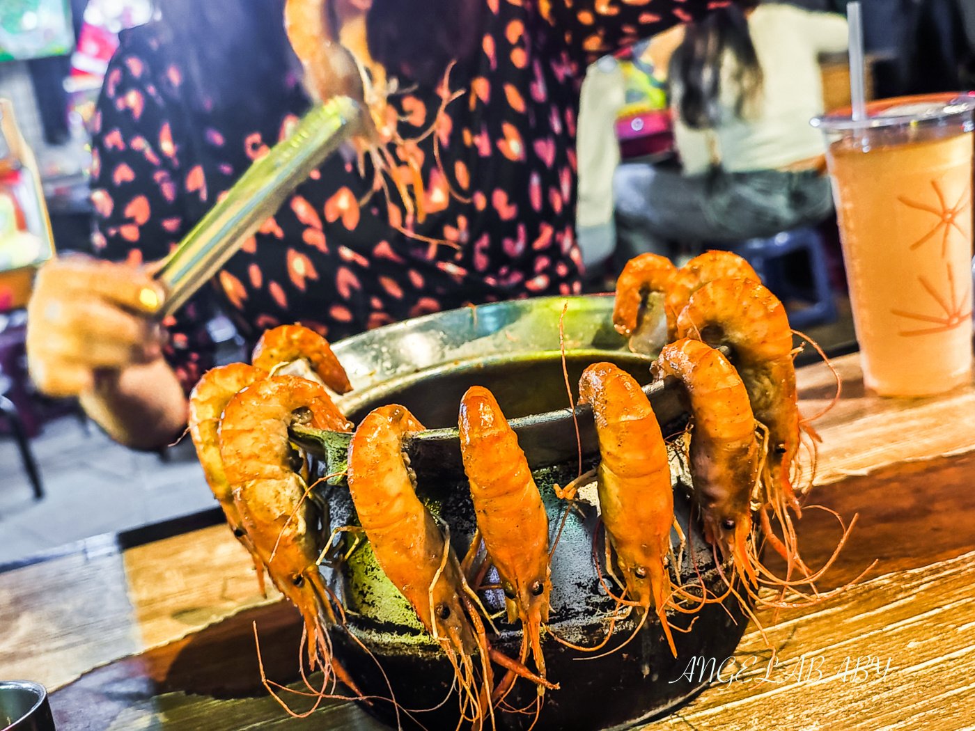 寧夏夜市必吃美食｜內行才知道的台北活泰國蝦料理『料理長胡椒蝦』價格 @梅格(Angelababy)享樂日記