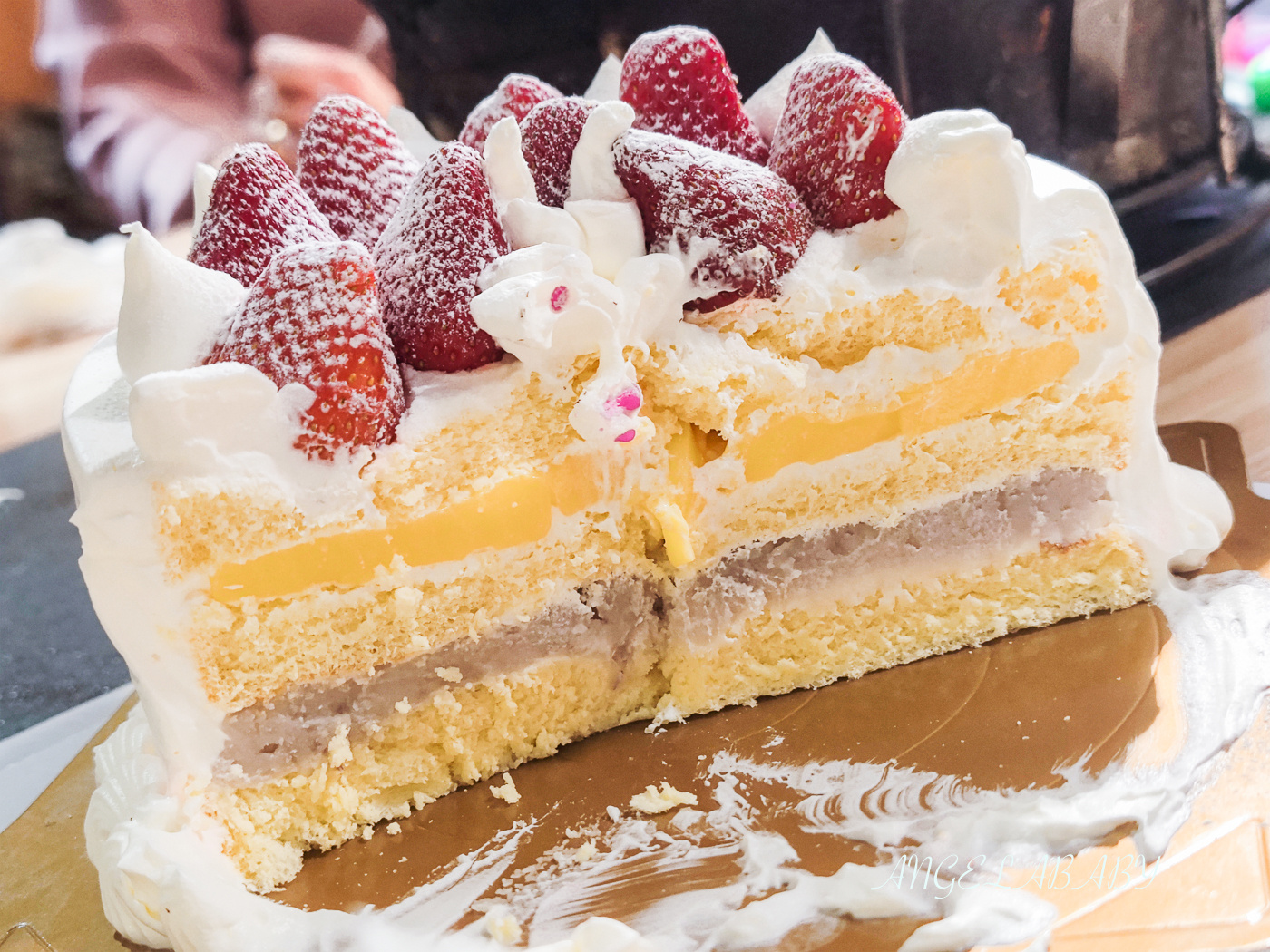 草莓控必吃的草莓蛋糕『郃嘉烘焙坊』從基隆七堵紅翻全台的『北海道雙層草莓蛋糕』 @梅格(Angelababy)享樂日記