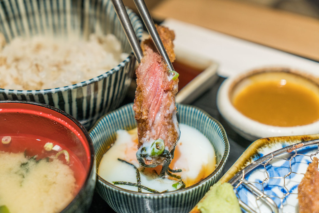 日本第一連鎖炸牛排『京都勝牛』 現炸60秒的酥炸好吃牛排、信義新光三越美食、來自日本京都的美味、排隊美食、越光米吃到飽 @梅格(Angelababy)享樂日記