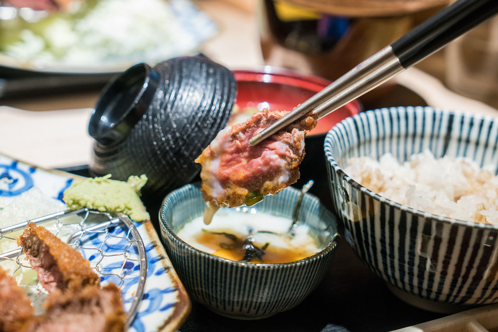 日本第一連鎖炸牛排『京都勝牛』 現炸60秒的酥炸好吃牛排、信義新光三越美食、來自日本京都的美味、排隊美食、越光米吃到飽 @梅格(Angelababy)享樂日記
