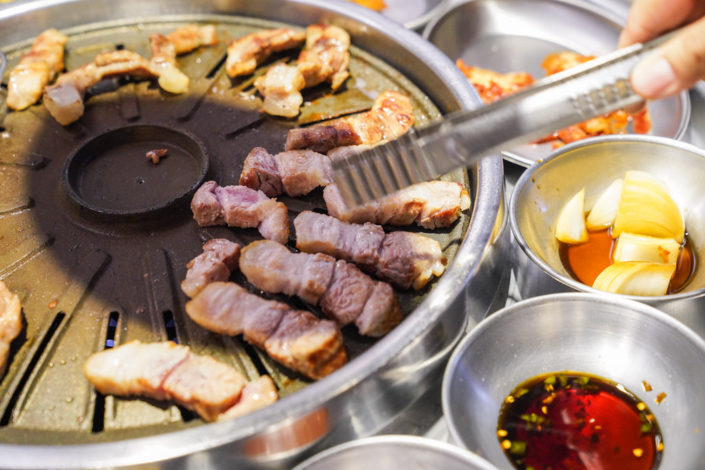 西門最夯韓國烤肉『8292烤肉 팔이구이』捷運西門美食、生菜包肉、小菜吃到飽、辣炒年糕、韓劇美食 @梅格(Angelababy)享樂日記