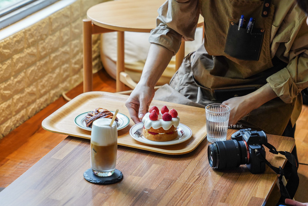 南京復興站人氣老宅咖啡『貝克宅Roasting House』隱身在巷弄的景觀咖啡、草莓控必吃的巧克力『草莓戚風』、插座咖啡 @梅格(Angelababy)享樂日記