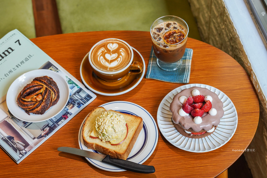 南京復興站人氣老宅咖啡『貝克宅Roasting House』隱身在巷弄的景觀咖啡、草莓控必吃的巧克力『草莓戚風』、插座咖啡 @梅格(Angelababy)享樂日記
