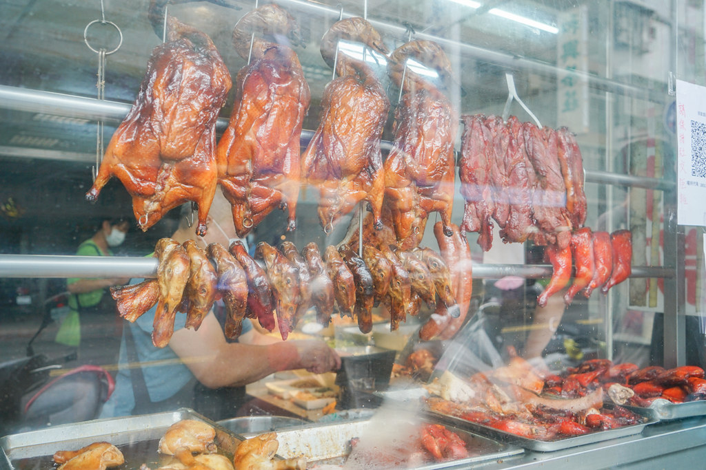 新莊便當｜鋪滿整個便當的銷魂脆皮鴨腿飯『香港榮華燒臘』新莊超人氣排隊美食 @梅格(Angelababy)享樂日記