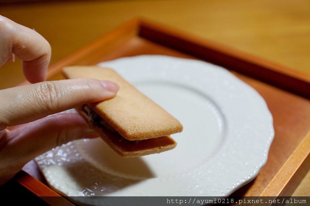 北海道必買 ♥六花亭 蘭姆奶油葡萄夾心餅乾♥ 奶香餅乾美味的不像話.只容你口不容你手 @梅格(Angelababy)享樂日記